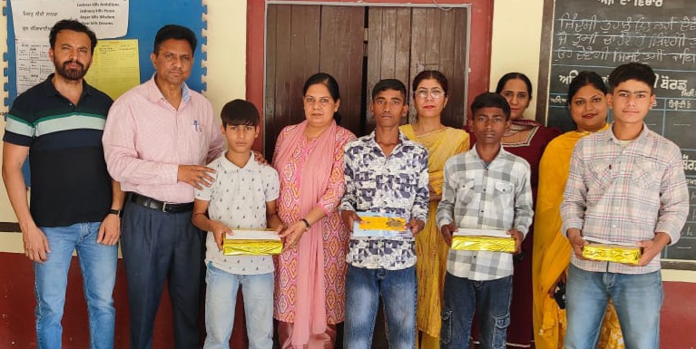 Brilliant students of Government Middle School Bharata honored with cash prizes.